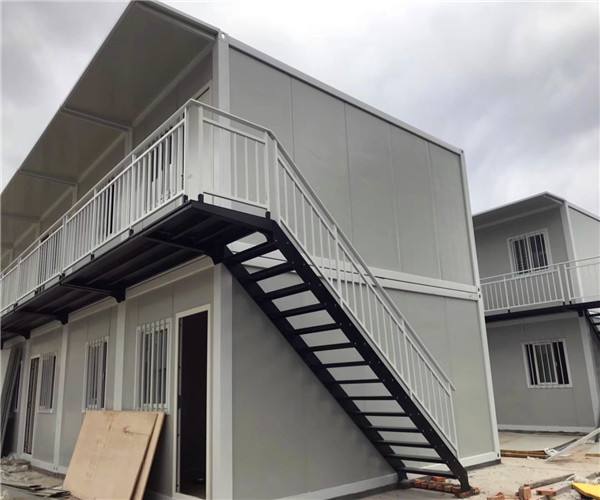 集成房屋是屬于長(zhǎng)久性的住宅，使用壽命應(yīng)該在70年以上，再者就是輕鋼集成房屋結(jié)構(gòu)特別的穩(wěn)定